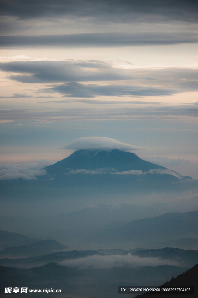 云雾缭绕中的远山景色