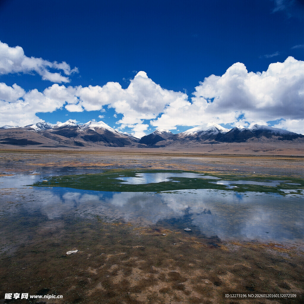 高原湖畔蓝天美景
