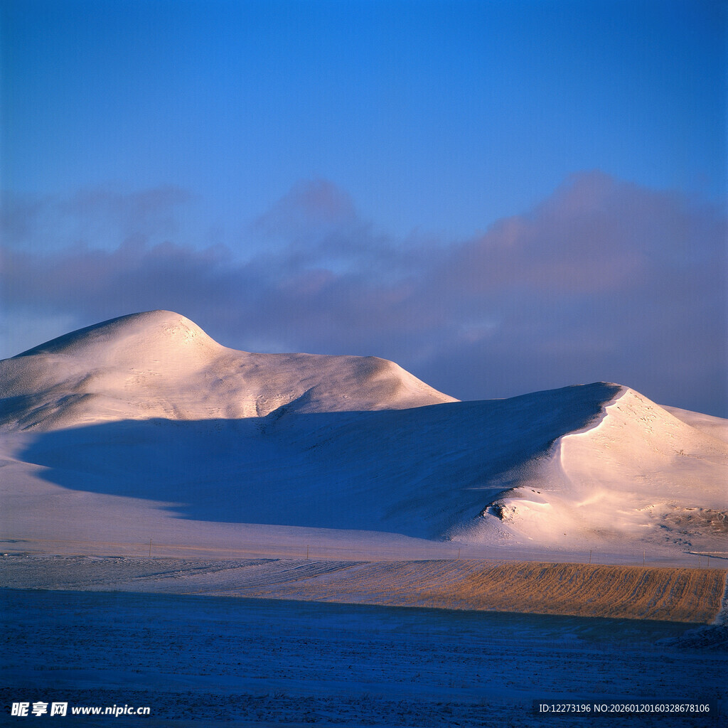 雪山蓝天壮丽风景