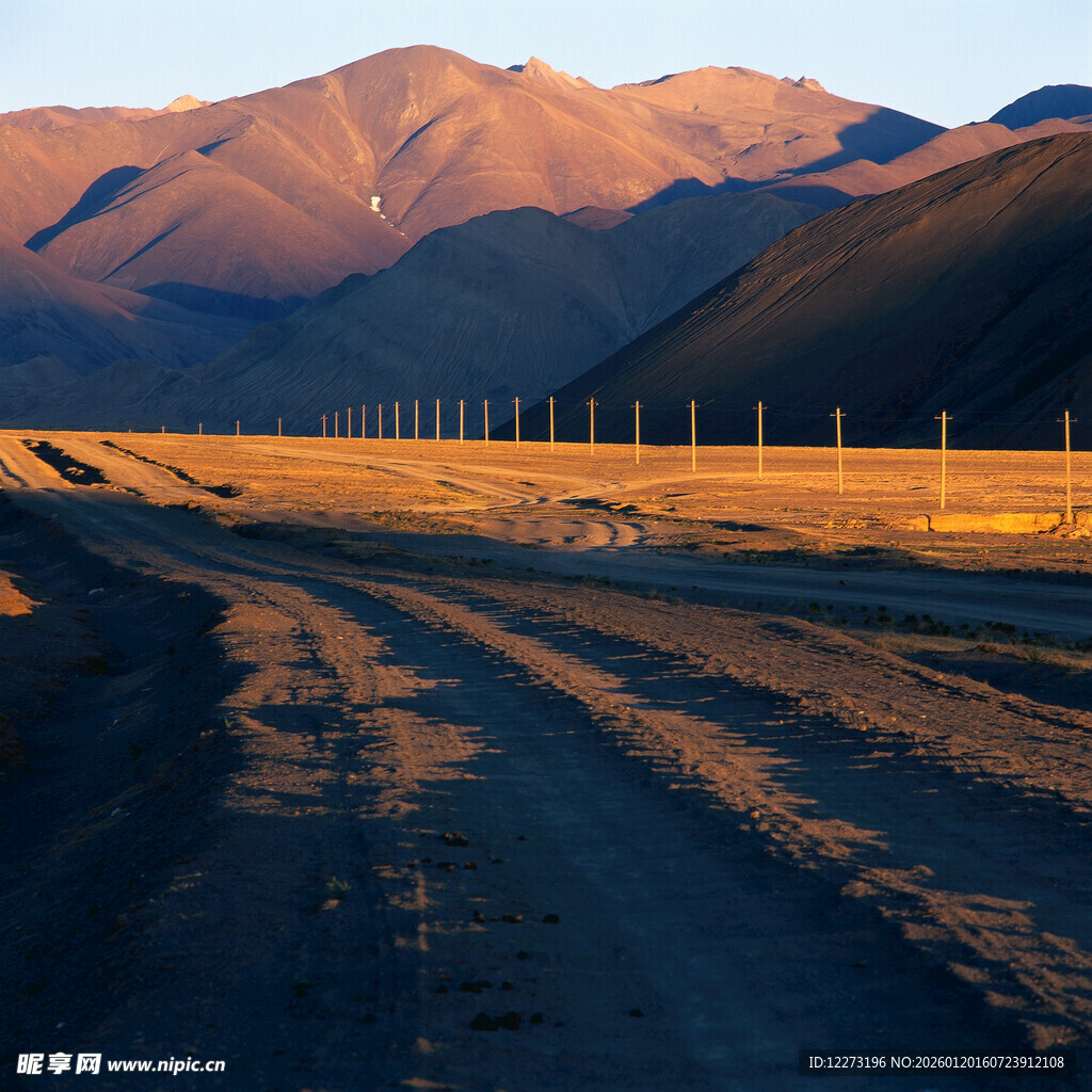 夕阳下的旷野公路与远山