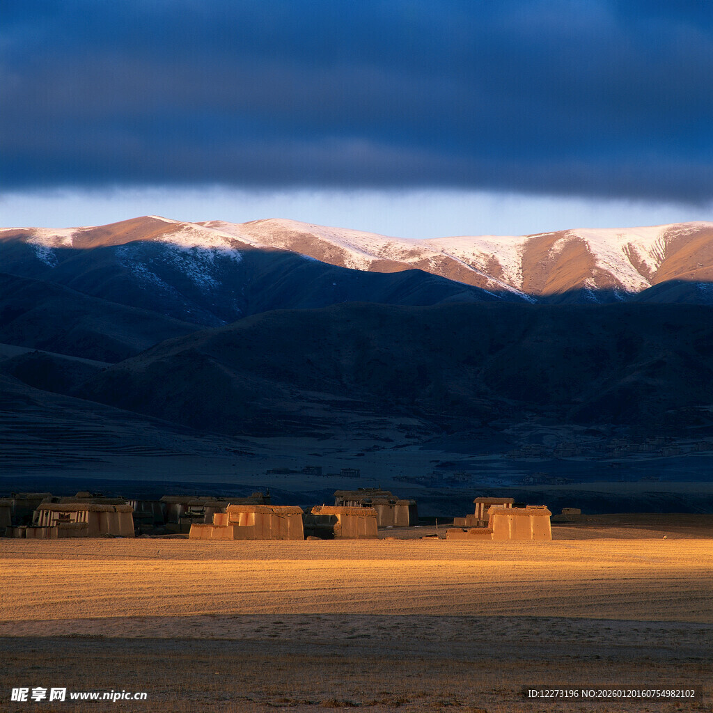 黄昏下的远山与村落