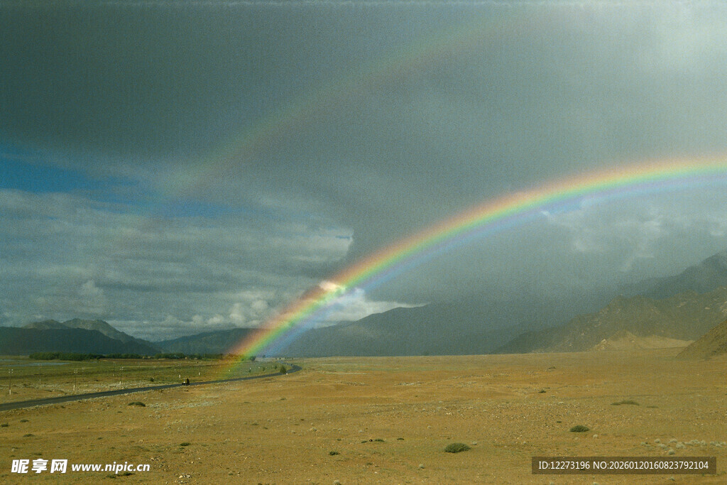 旷野上空绚丽双彩虹