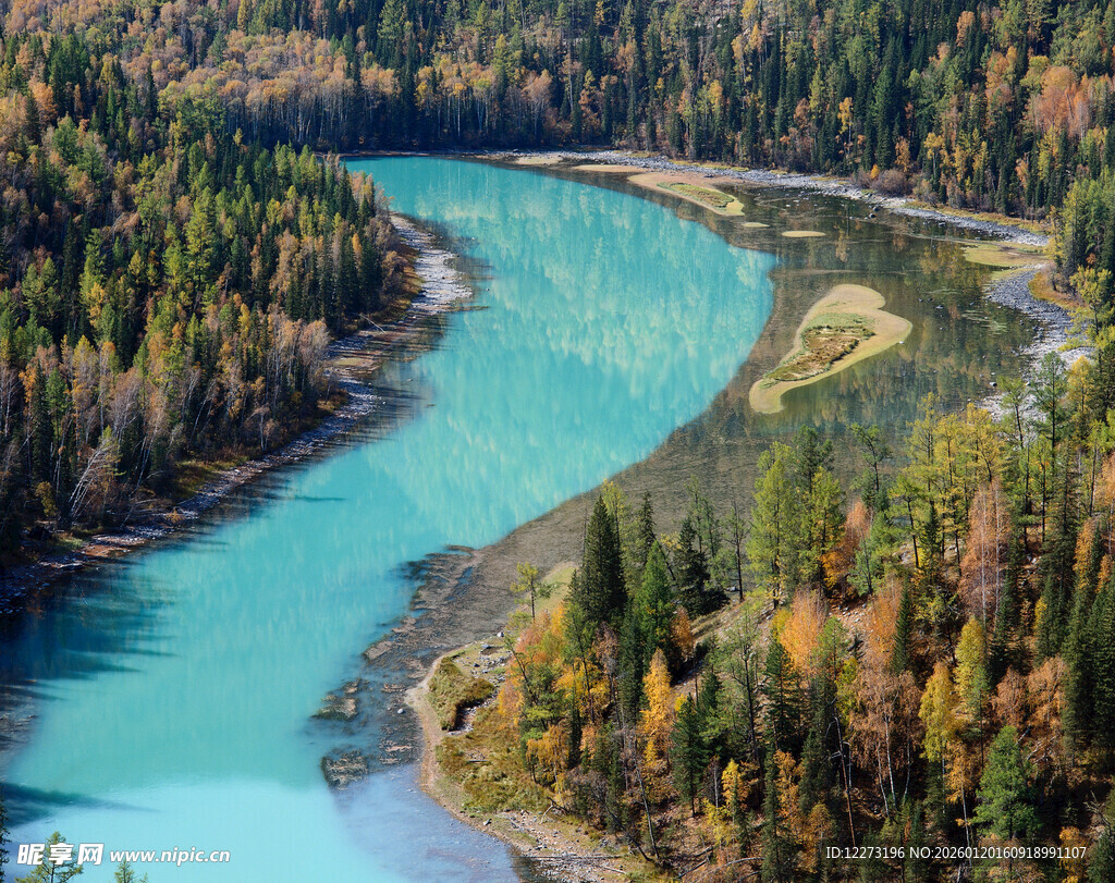 秋日山林间的蜿蜒蓝河