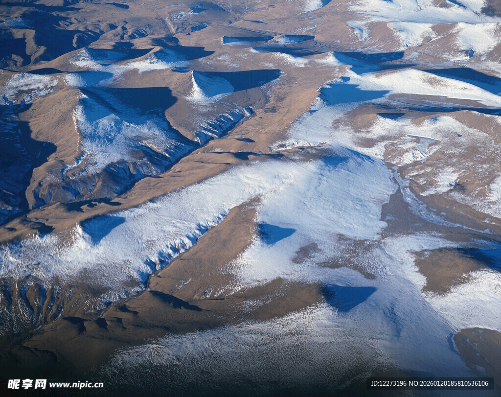 俯瞰冰雪覆盖的山脉景观