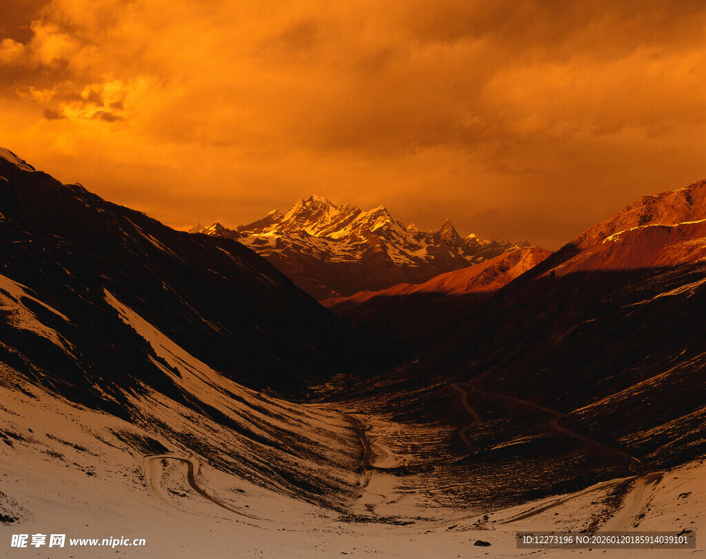 壮丽雪山日落美景