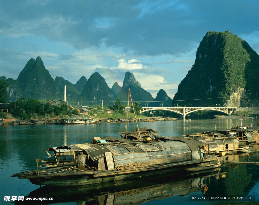 漓江畔停泊的古朴船只