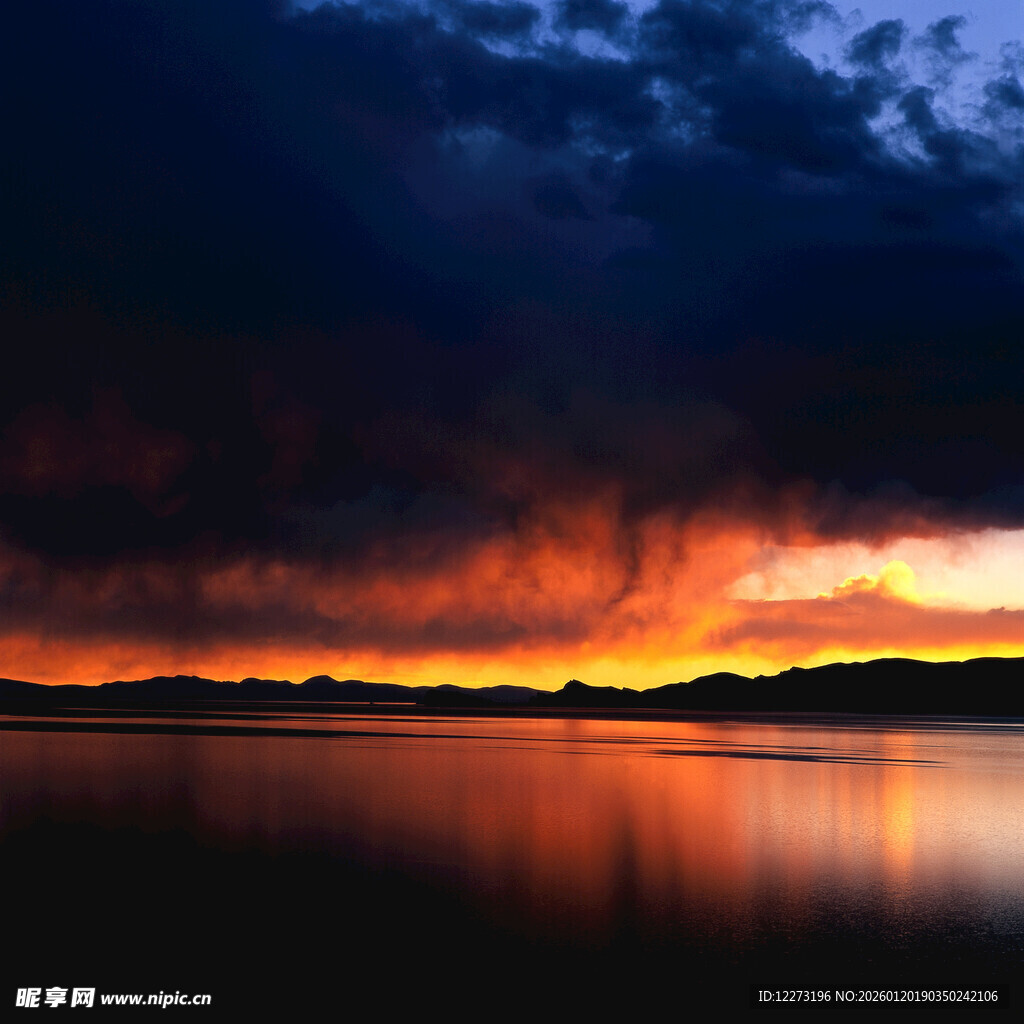 湖畔夕阳下的壮丽风云