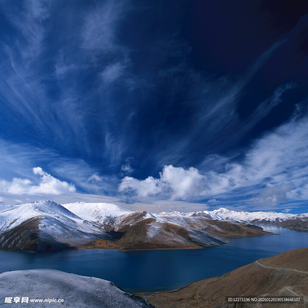 雪山下的静谧蓝色湖泊