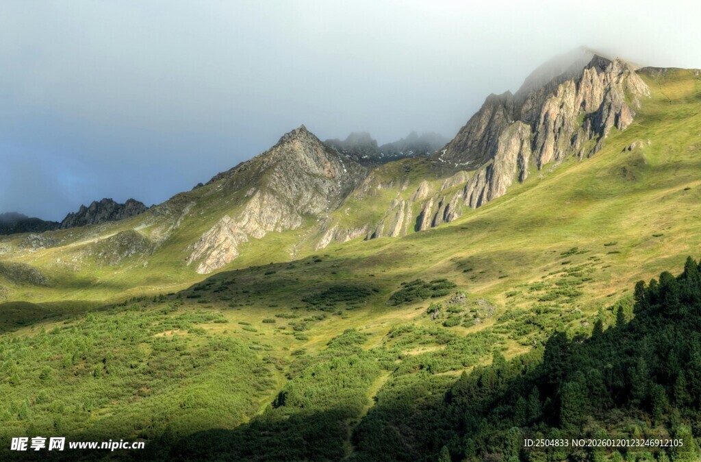 青山绿野间的秀丽山景