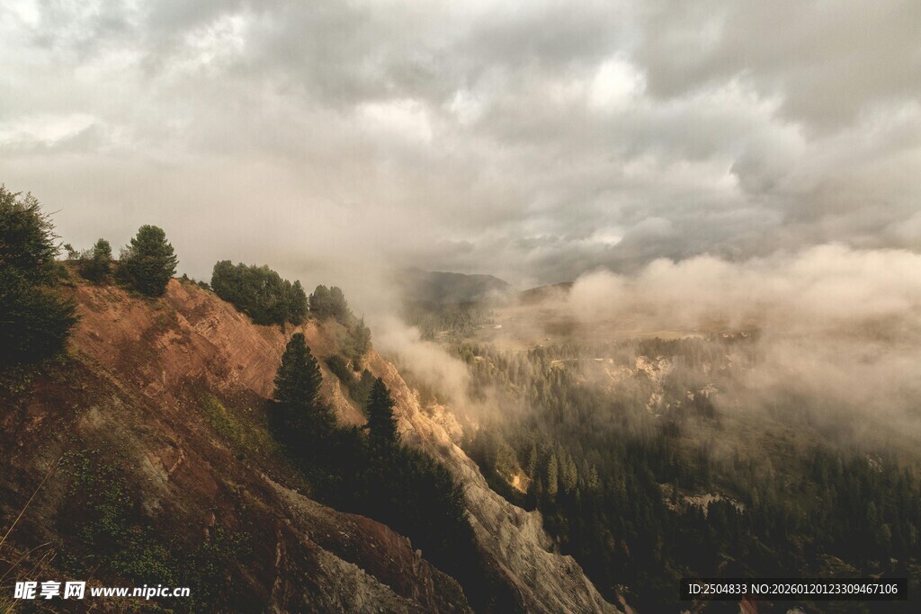山间云海缭绕的壮美景观