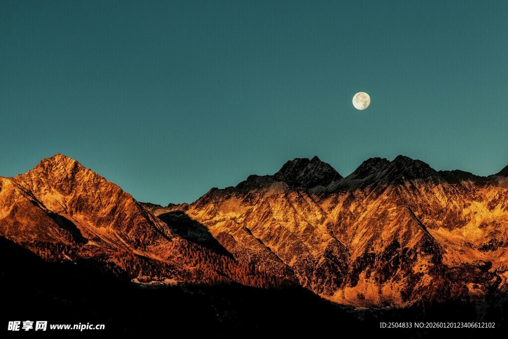 月夜下的壮丽山峦