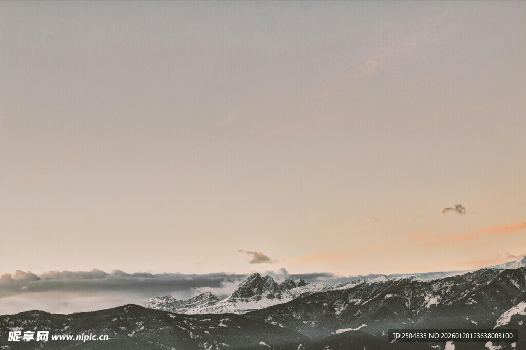 壮丽雪山日出美景
