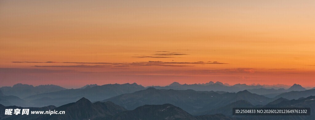 壮丽山间日落美景