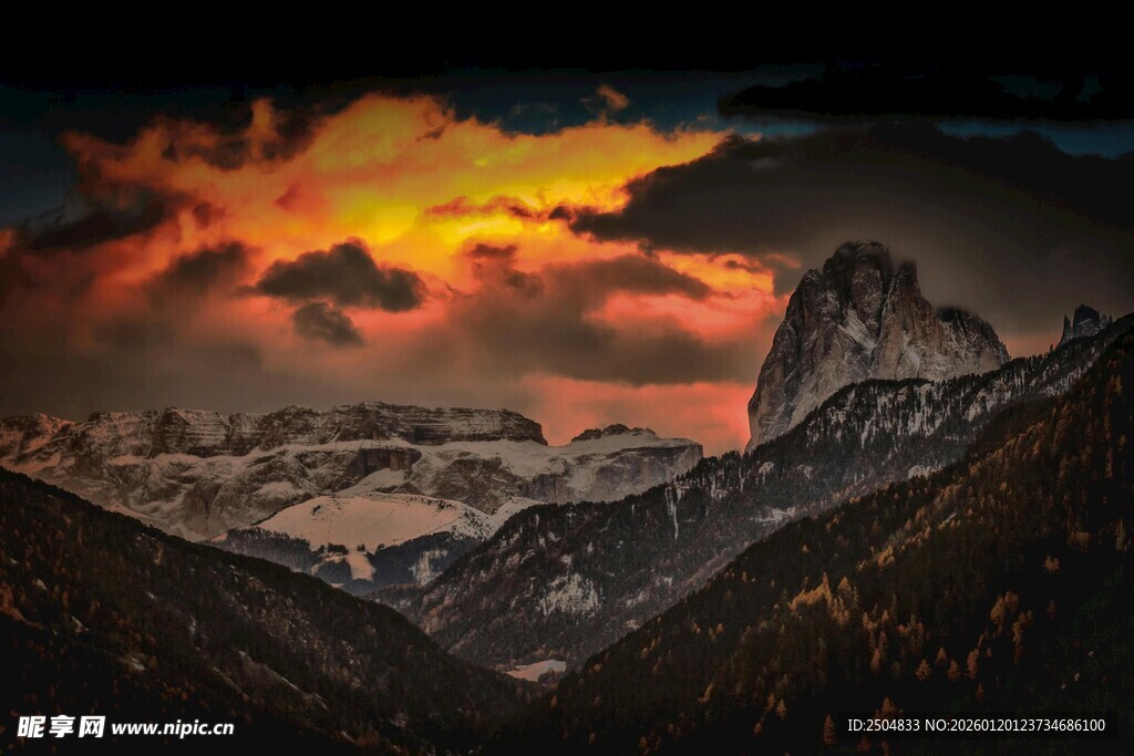 壮丽山景中的绚烂晚霞