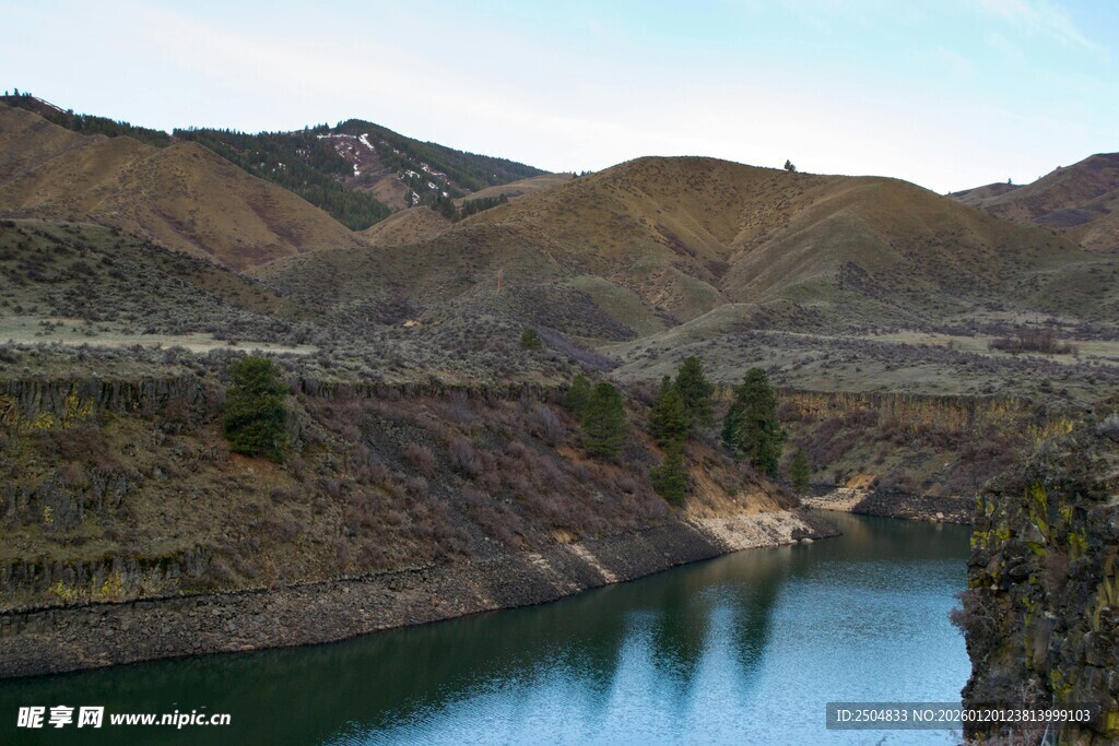 山间静谧湖水风景如画