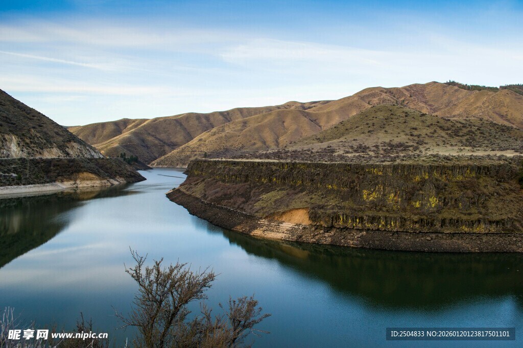 壮丽山水间的静谧湖泊