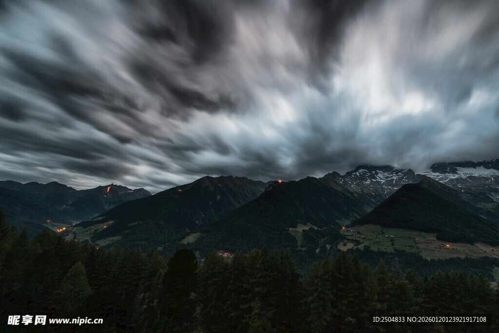 乌云笼罩下的山峦美景