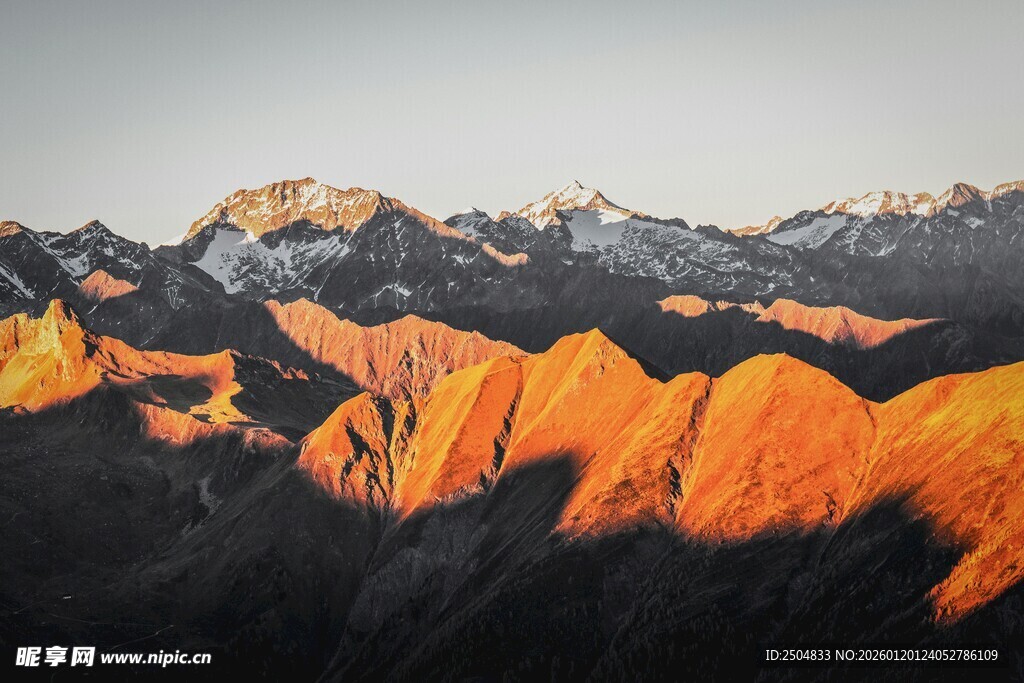 夕阳下的壮丽山脉