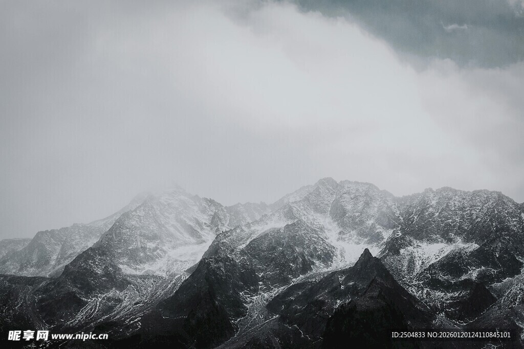 云雾缭绕的壮丽雪山