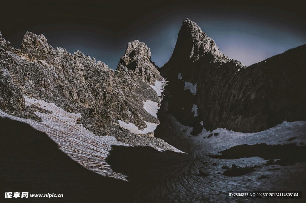巍峨雪山壮丽景致
