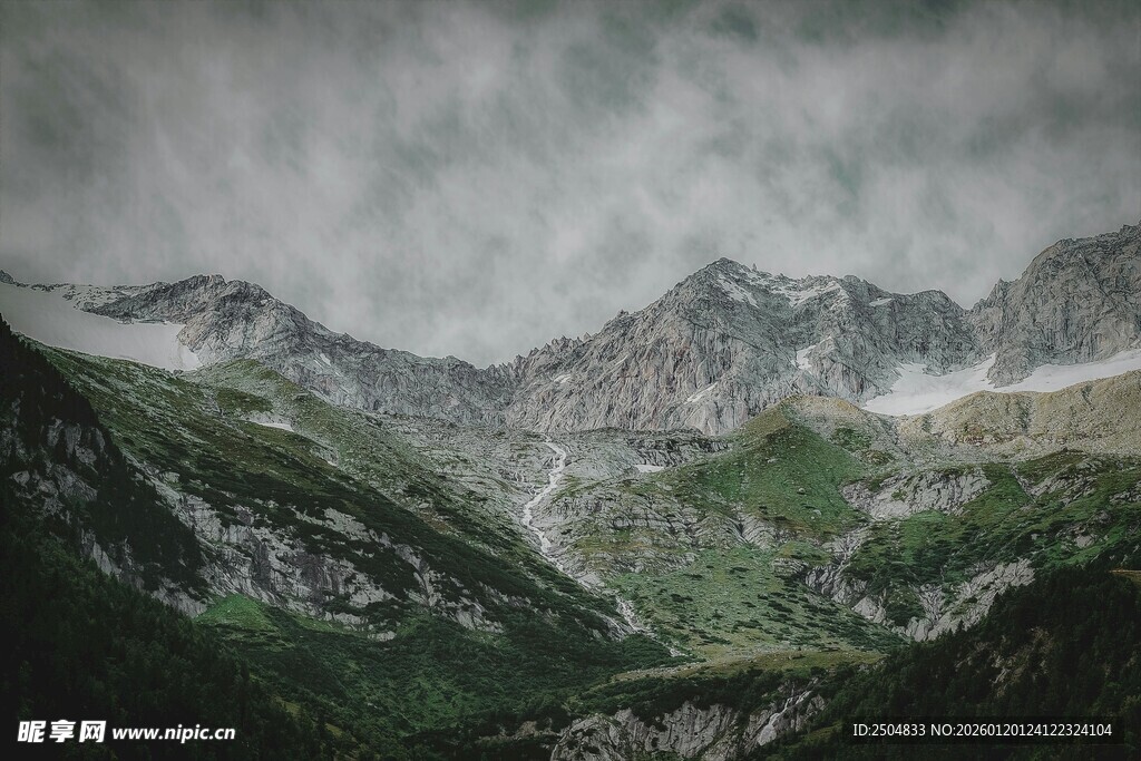 云雾缭绕的壮美山峦