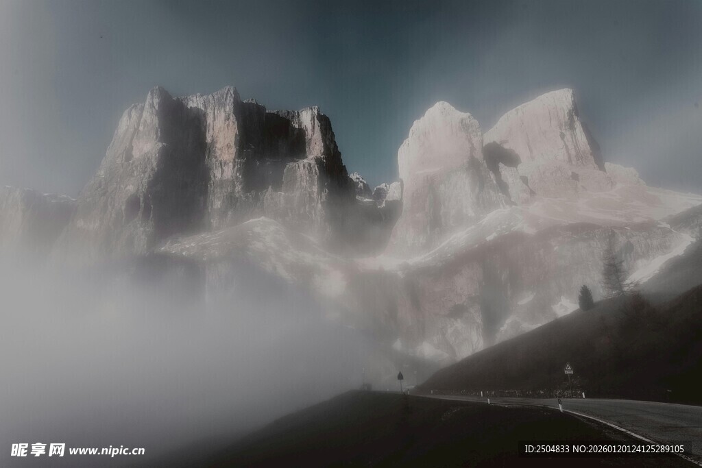 云雾缭绕的壮丽雪山景观