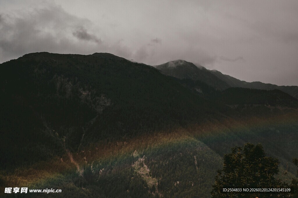山间彩虹横跨壮丽景色