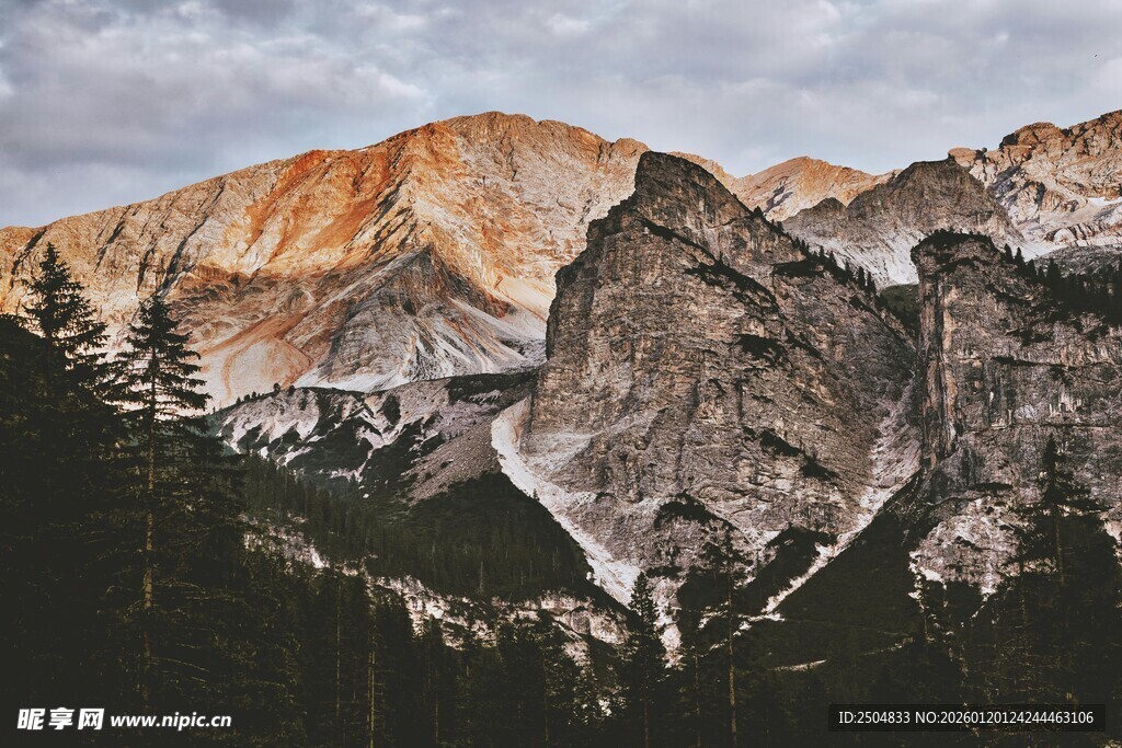 壮丽山景与森林风光