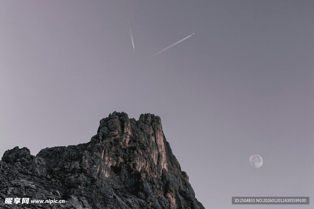 夜空下的巍峨山峰
