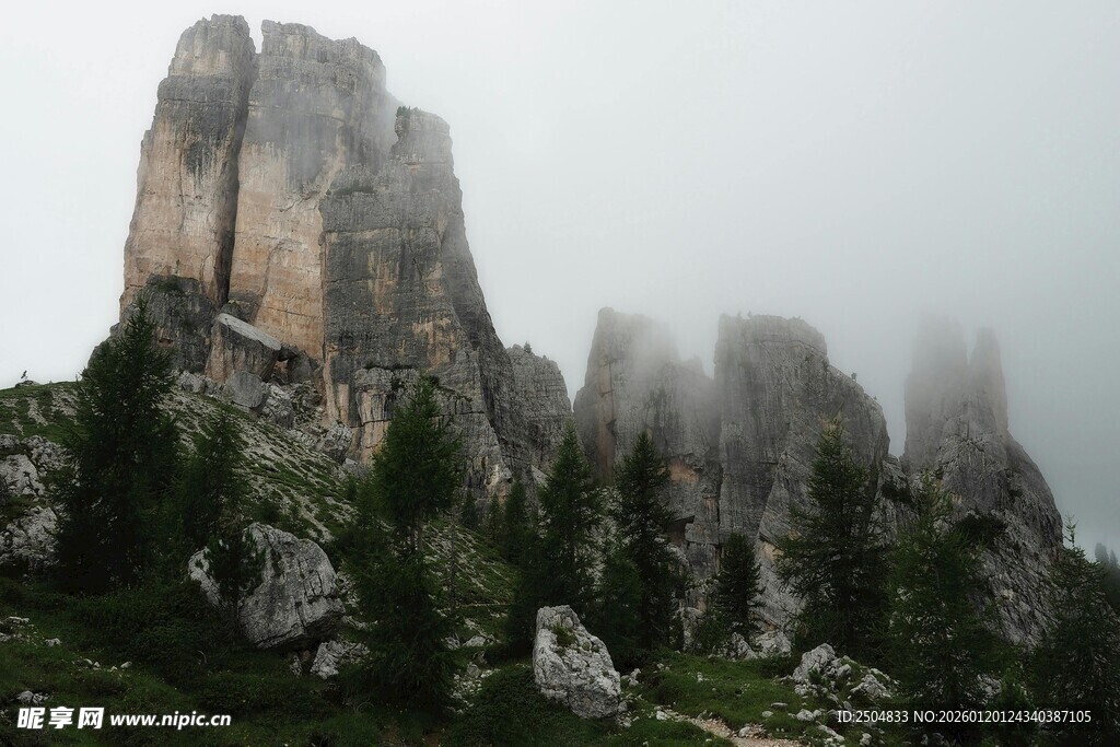 云雾缭绕的壮丽山峰