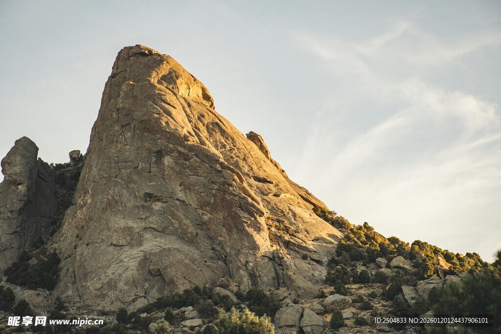 夕阳下的巍峨岩石
