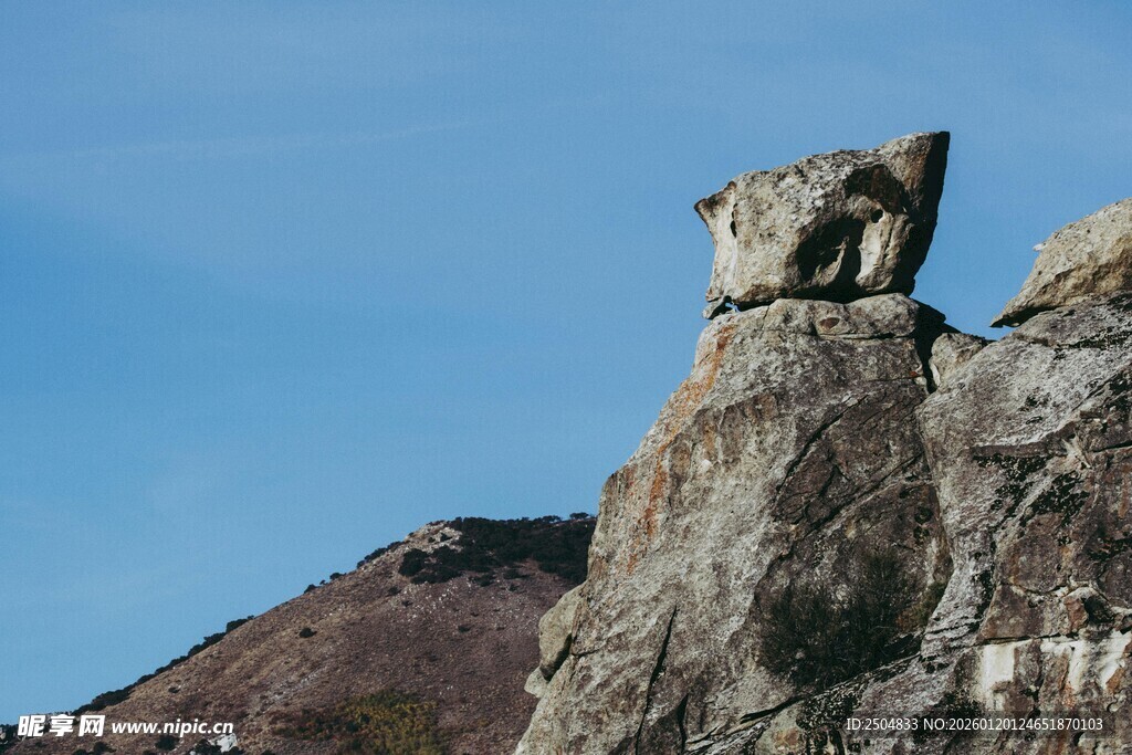 奇特岩石屹立山间