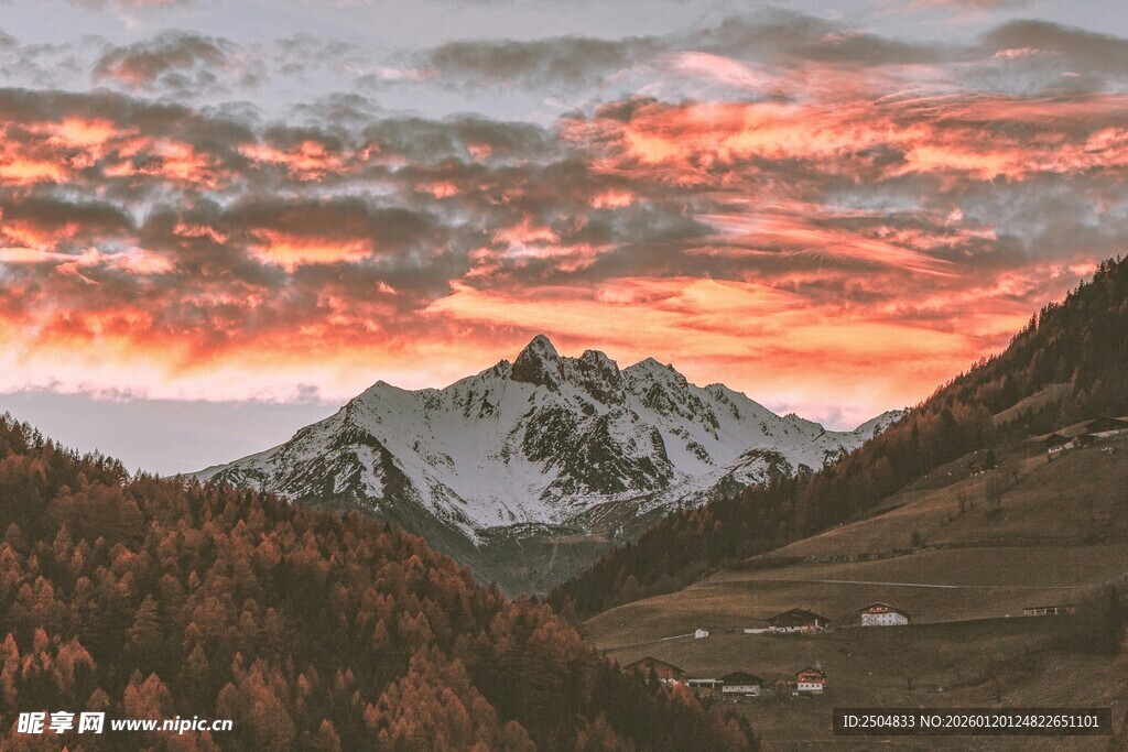 壮丽山间日落美景