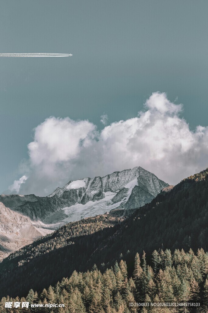 山间云绕 葱郁林木映雪峰