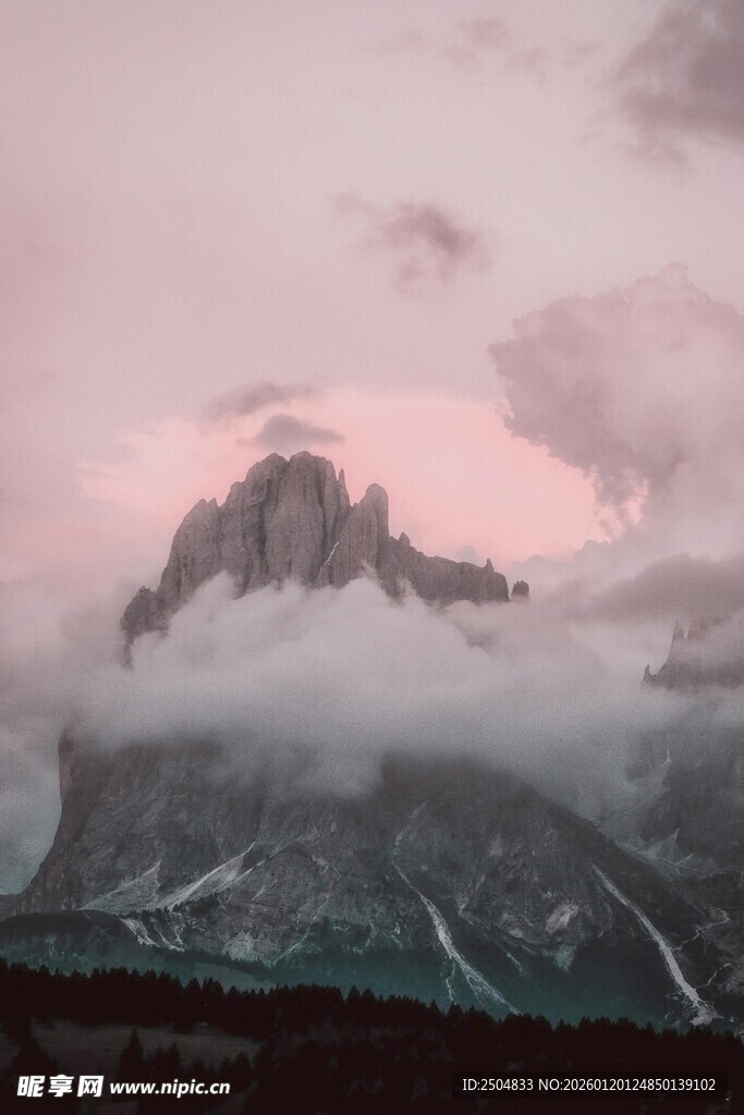 云雾缭绕的壮丽山峰