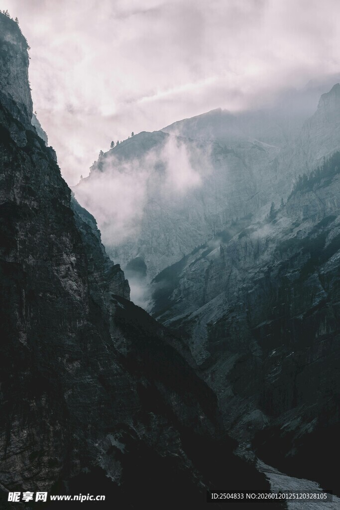 云雾缭绕的壮丽山景