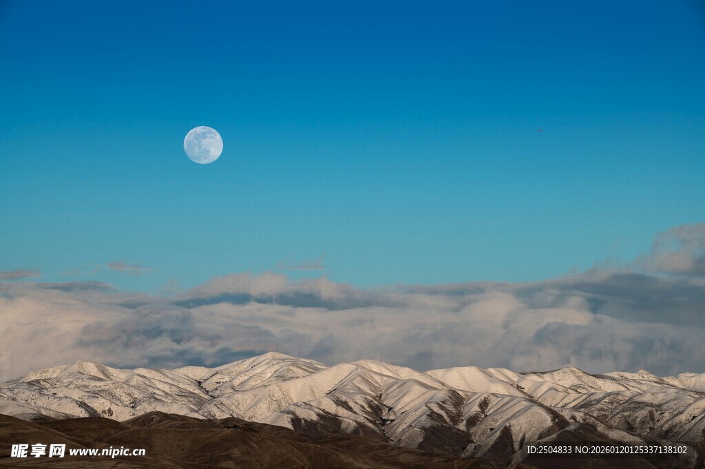 雪山之上的皎洁明月