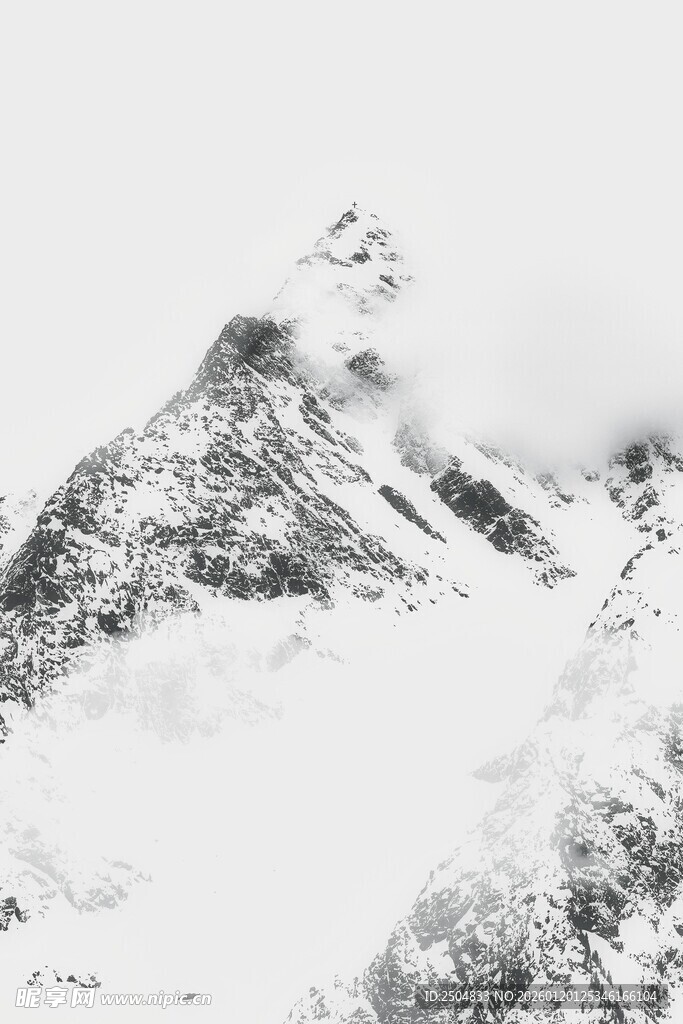 巍峨雪山云雾缭绕