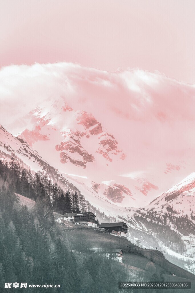 梦幻粉色雪山美景