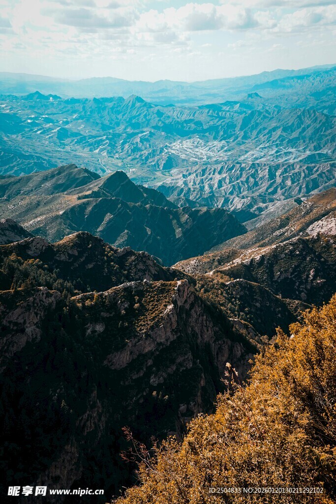 壮丽山景俯瞰广阔天地