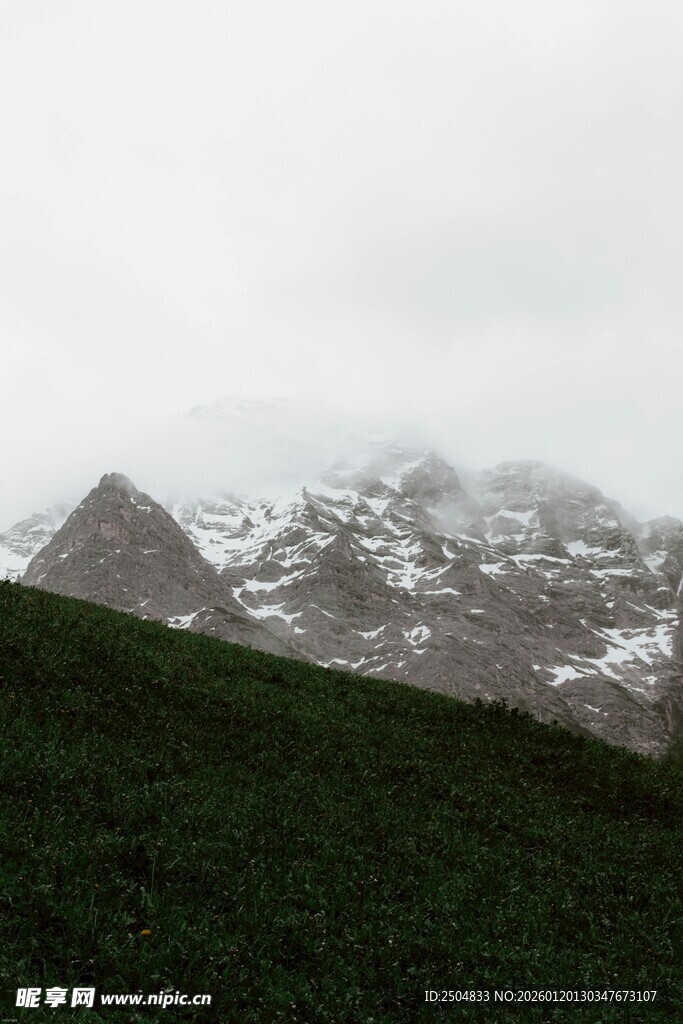 云雾缭绕的雪山景色