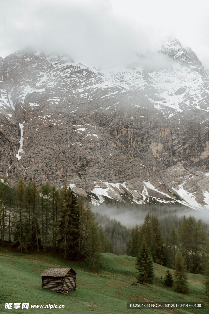 山间雾绕的宁静小屋景色