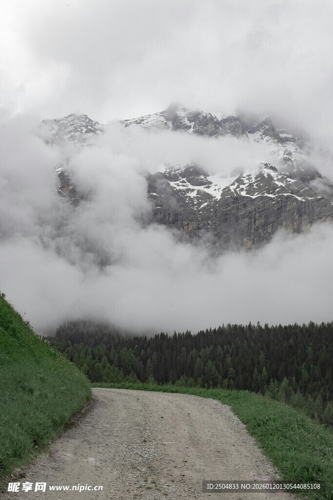 山间云雾缭绕的蜿蜒小路