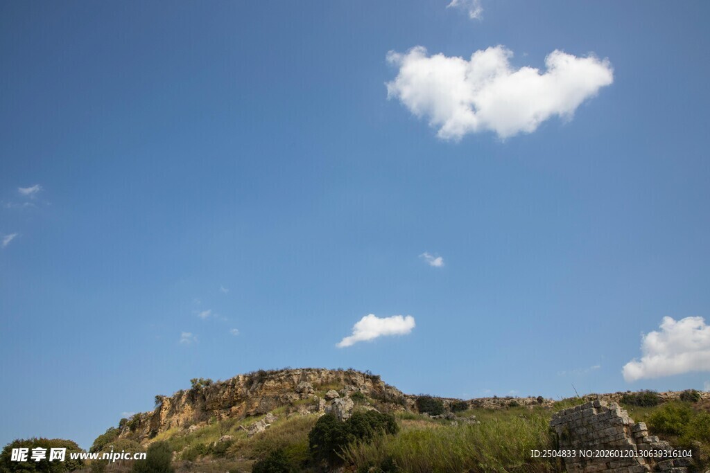 蓝天青山间的白云
