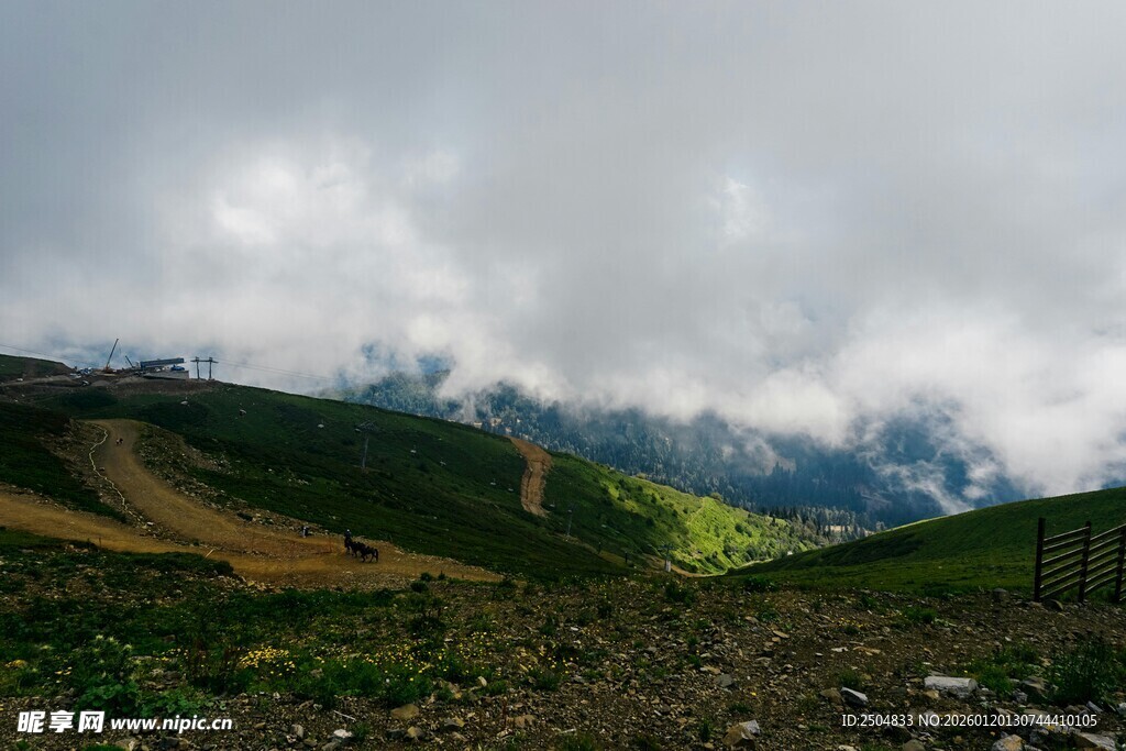 云雾缭绕的山间美景