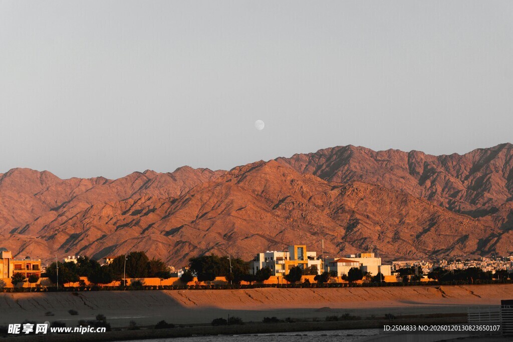 黄昏下的山景与城镇风光