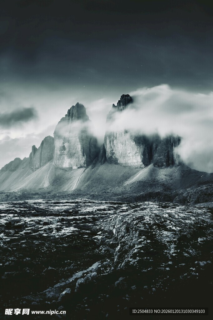 云雾缭绕的壮丽山脉景观