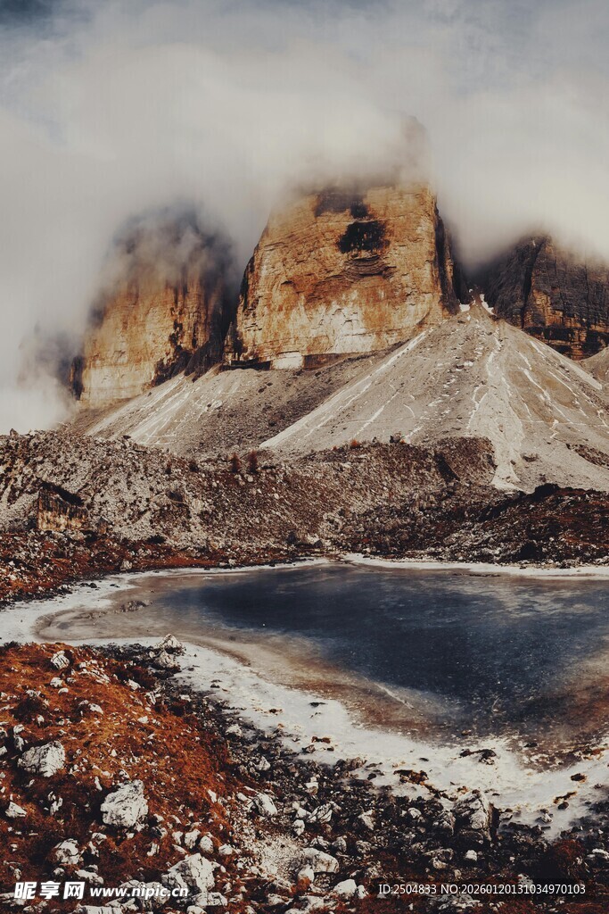 壮丽雪山下的静谧湖泊