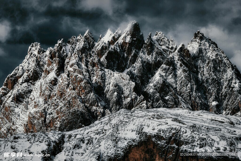 巍峨雪山壮丽景致