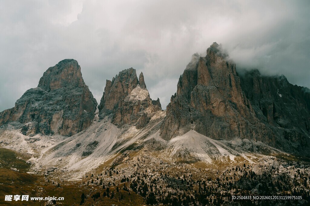 巍峨壮丽的高山景观